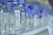 Im Labor: Schottflaschen mit Chemikalien